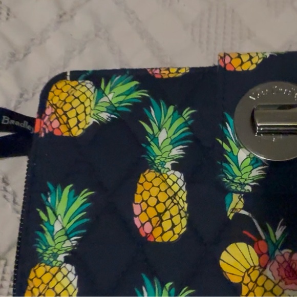 Women’s Vera Bradley RFID quilted clutch purse, navy w/pineapple, NWOT - Picture 3 of 8